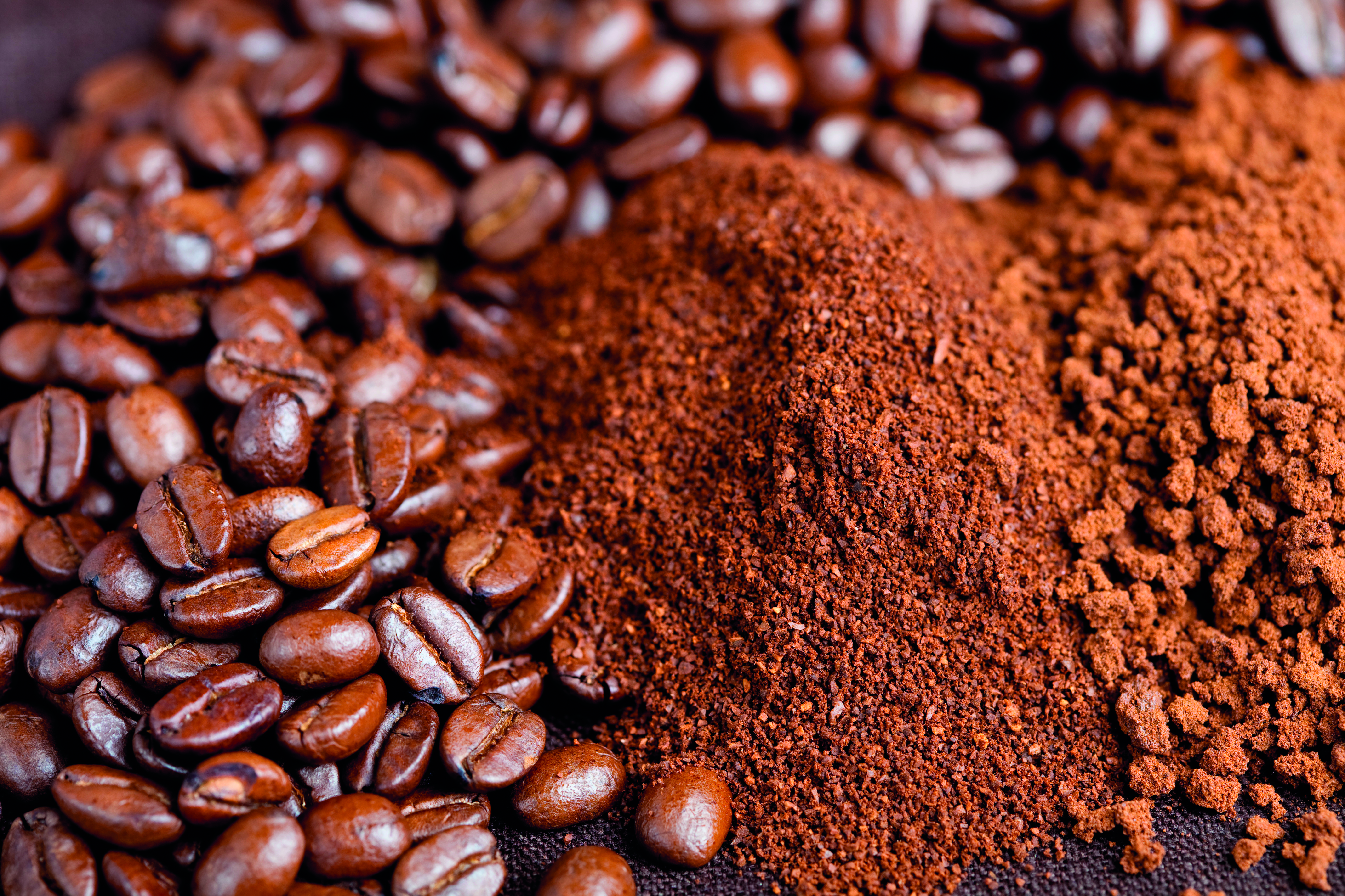 Verschillende koffiesoorten: bonen en gemalen